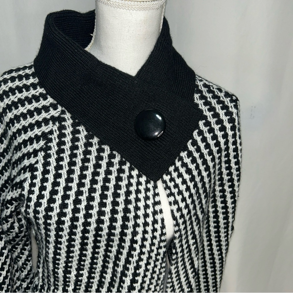 Valerie Bertinelli Black‎ and White Turtleneck Sweater with Geometric Design